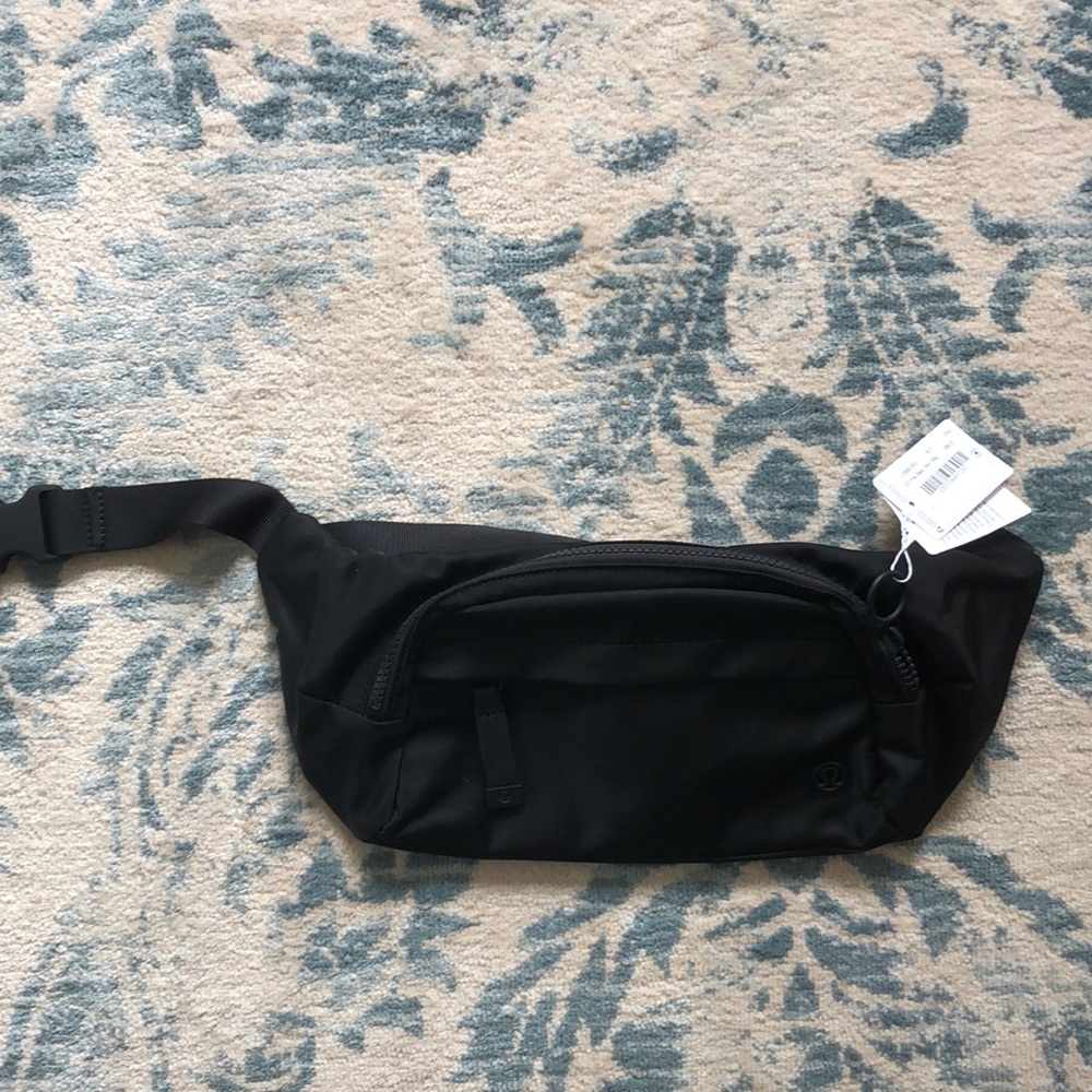 Lululemon on the beat black belt bag NWT
